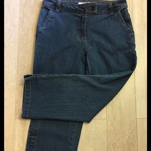 STRETCH CAPRI JEANS WITH BUTTON DETAILS ON LEGS